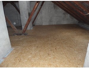 Zateplení půdy bytového domu s novou podlahou